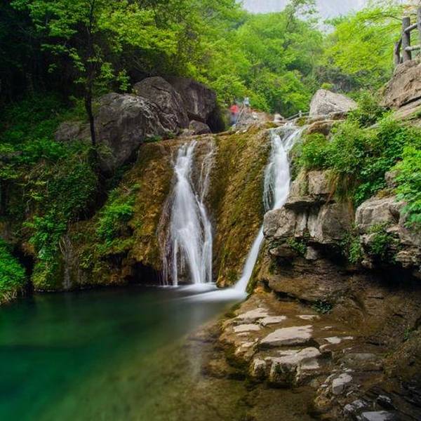 云台山潭瀑峡，小九寨沟之称，三步一泉五步一瀑